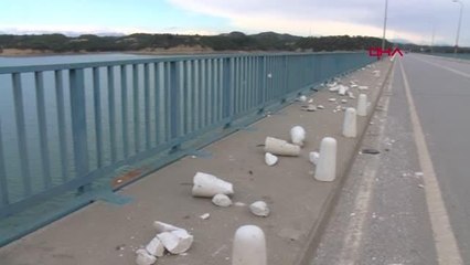 TRAFİK GÜVENLİĞİ İÇİN KÖPRÜYE YERLEŞTİRİLEN DUBALAR PARÇALANDI