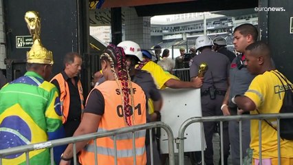 Milhares fazem fila para despedir-se de Pelé