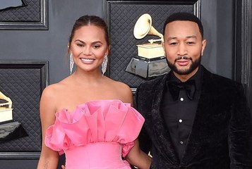 Chrissy Teigen enceinte, en bikini : la femme de John Legend dévoile son baby bump sur des photos de vacances