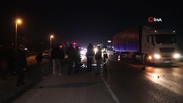 Motosiklet ikiye bölündü, hafif ticari araç takla attı: 1 ölü, 1 yaralı