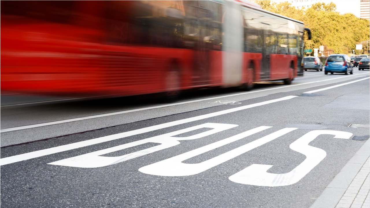 Wenn sie frei ist Dürfen Autofahrer auch die Busspur nutzen? video Dailymotion