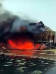صاعقة رعدية تضرب تريلا وتحرقها