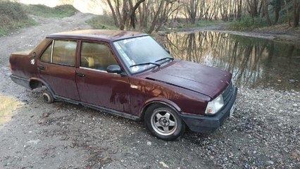 ÇALDIKLARI OTOMOBİLLERİ, LASTİKLERİNİ SÖKÜP ORMANA TERK ETMİŞLER