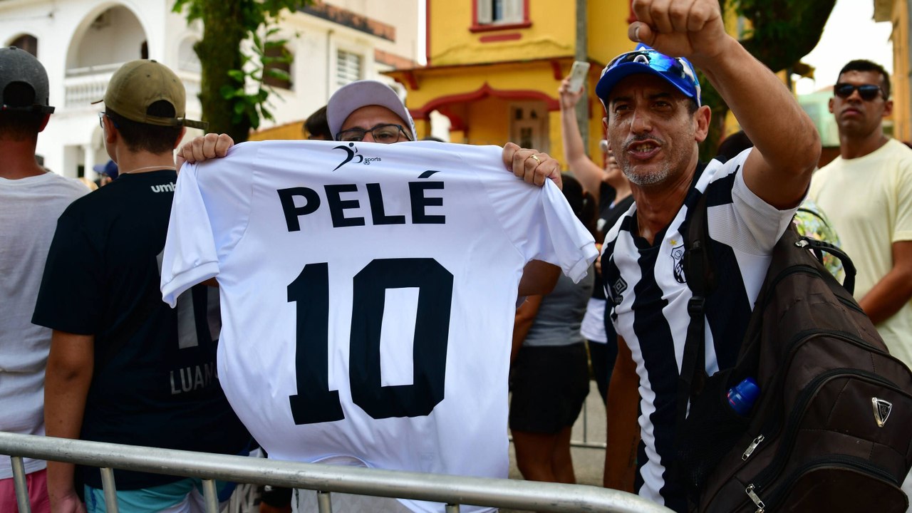 Abschied von Pelé: Fans trauern im Santos-Stadion um ihr Idol