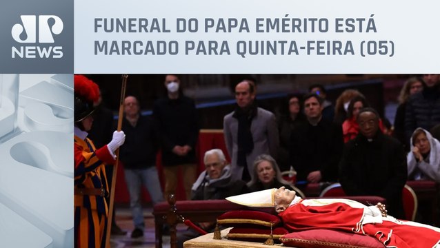 Fiéis fazem fila para 2º dia de velório de Bento XVI