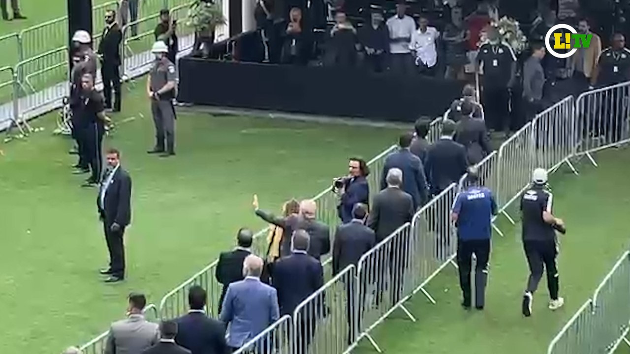 Lula chega à Vila Belmiro