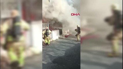 İSTANBUL-SULTANGAZİ'DE GECEKONDUDAKİ YANGINDAN DUVARI KIRARAK KURTULDU