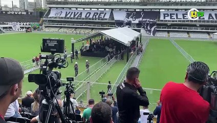 Começa a Missa no Velório do Rei do Futebol
