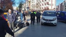 Hafif ticari araçla çarpışan motosikletin sürücüsü yaralandı