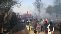 Pakistan'ın Karaçi kentinde çıkan yangında 200 baraka kullanılamaz hale geldi