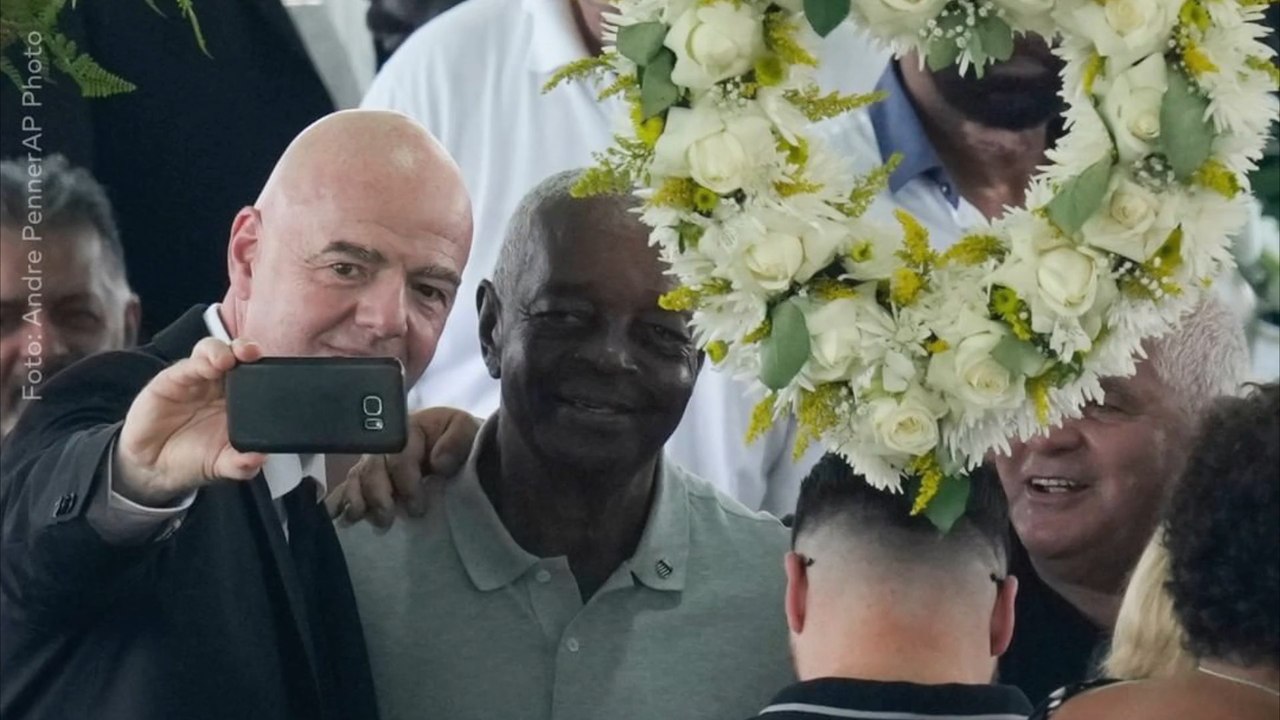 Skandal: infantino macht selfie am sarg von pelé