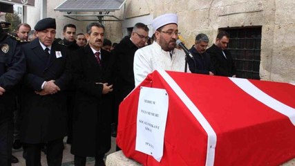 Görevdeyken kalp krizi geçirerek hayatını kaybeden polis son yolculuğuna uğurlandı