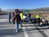 Anadolu Otoyolu'nda bariyere çarpan otomobildeki 2 kişi yaralandı