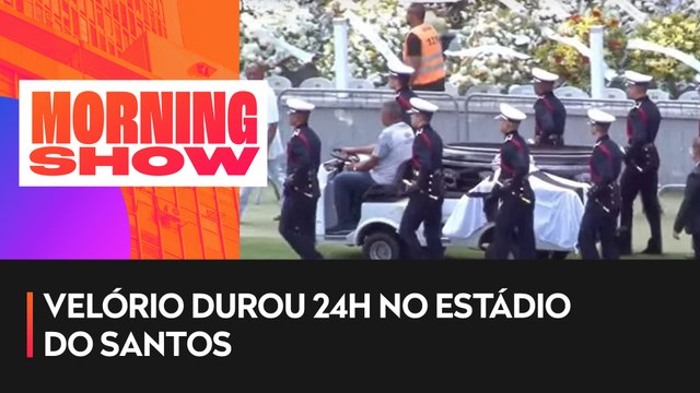 Caixão de Pelé deixa a Vila Belmiro em Santos