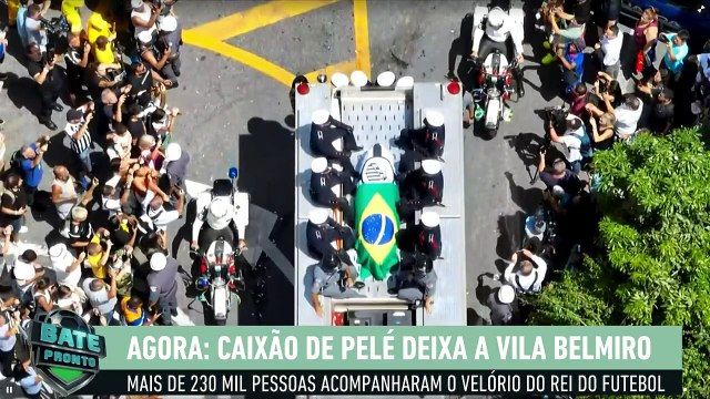 Brésil: Regardez la procession du cercueil de la légende du foot Pelé sur le toit d’un camion de pompiers dans les rues de Santos bondées - VIDEO