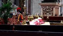 Benedetto XVI, dentro la Basilica di San Pietro un fiume di fedeli per il saluto a Ratzinger