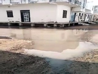 यहां सर्दी में सड़कों पर पानी का दरिया