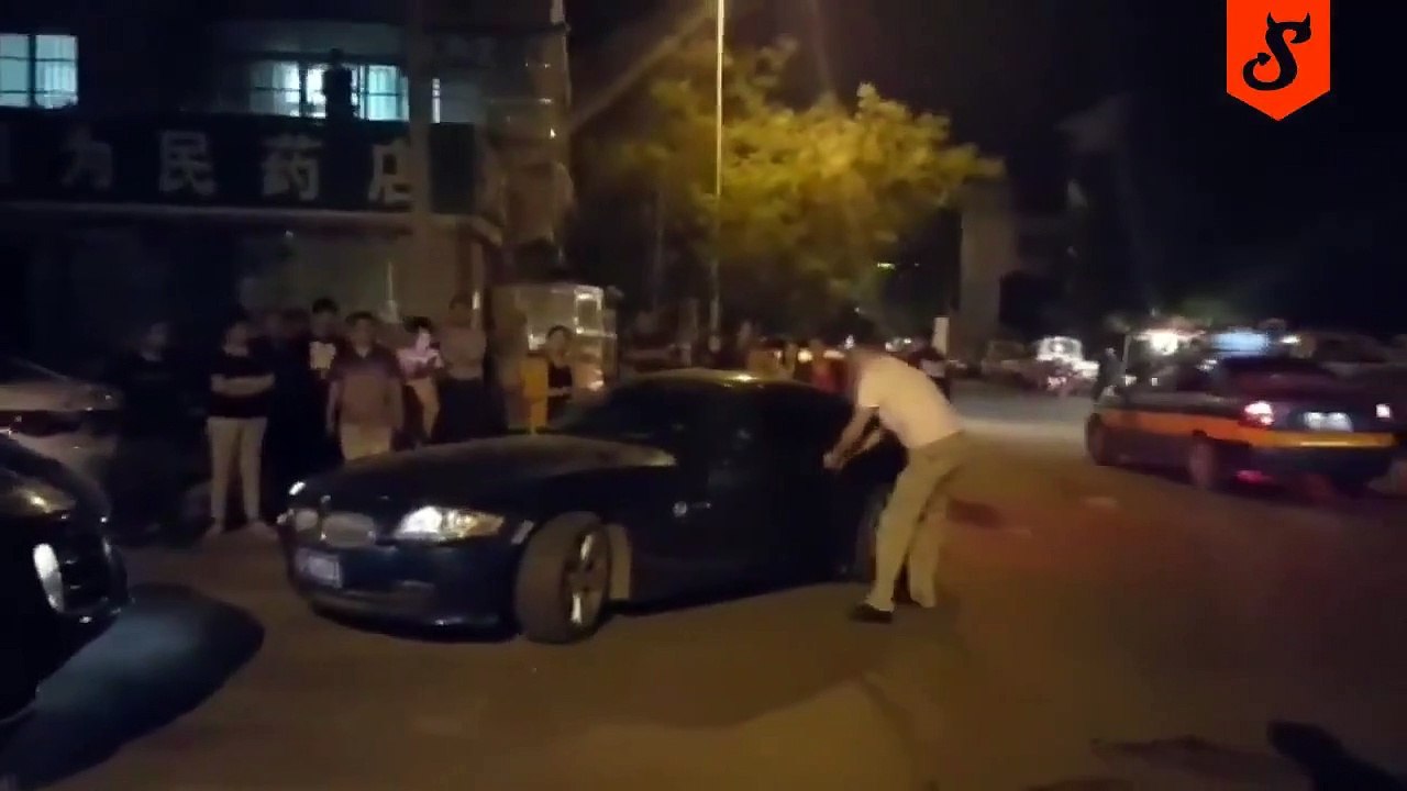 Discussão Entre Homem Num Porsche Cayenne e Mulher Num BMW Z4 Termina De Forma Surpreendente