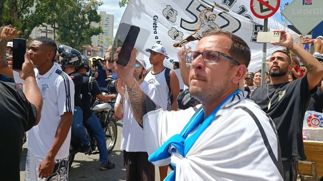 Cortejo fúnebre de Pelé sigue su emotivo recorrido por las calles de Santos