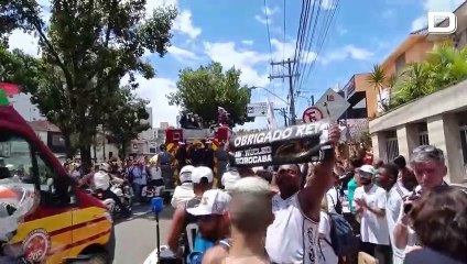 El cortejo fúnebre de Pelé sigue su emotivo recorrido por las calles de Santos