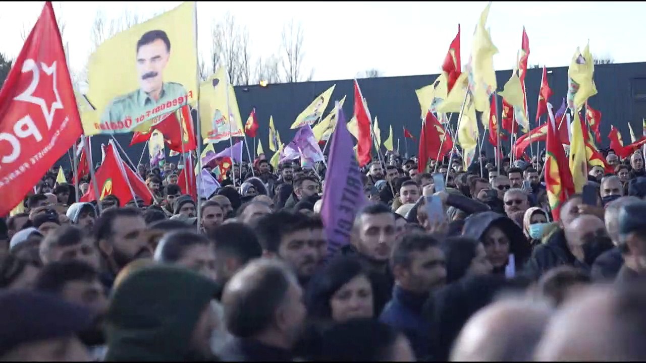 Milhares prestam homenagem aos curdos mortos em Paris