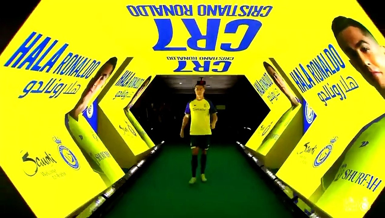 O momento em que Cristiano Ronaldo subiu ao relvado com os adeptos do Al-Nassr a ficaram eufóricos