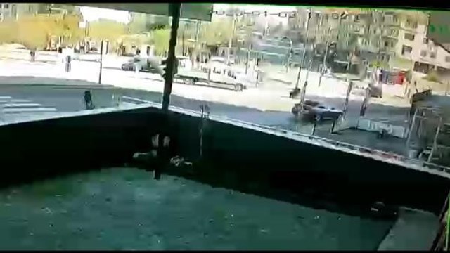 Yolun karşısına geçmek isteyen engelli vatandaşa kamyonet çarptı