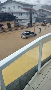 Chuva causa alagamentos em ruas de Joinville