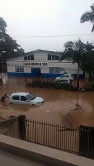 Chuva deixa carro preso em alagamento em Joinville