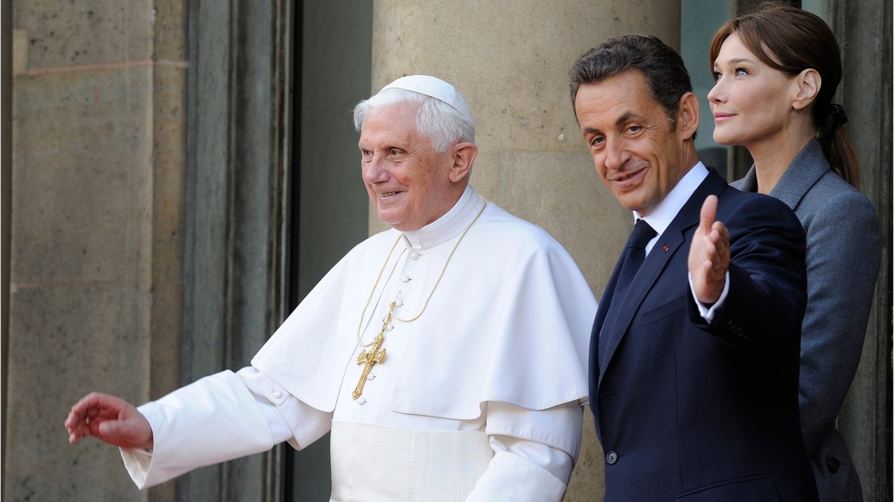 GALA VIDÉO -  Mort de Benoît XVI : Carla Bruni, touchée, lui rend un vibrant hommage