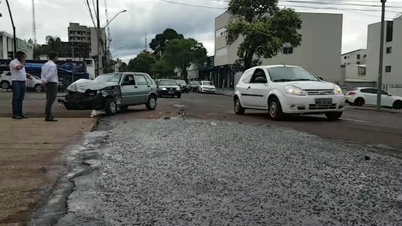 Uno fica destruído ao se envolver em acidente com caminhão no Centro
