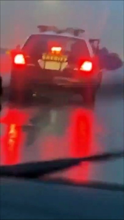 Un détenu tente de s'évader en sautant d'une voiture de police