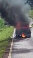 Carro fica destruído após pegar fogo em Apucarana