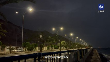 البرق في سماء العقبة وارتفاع أمواج البحر