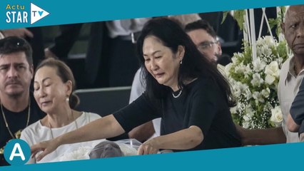 Mort de Pelé : sa veuve Marcia inconsolable devant son cercueil, les images déchirantes