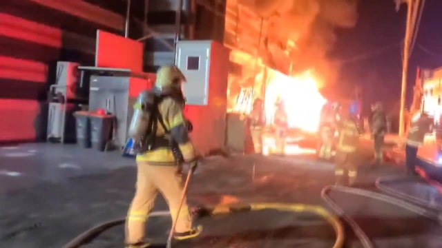 인천 선박 자재 창고 불...한때 대응 1단계 발령 / YTN