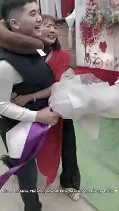 4 năm xa quê, chàng trai bí mật về nhà đúng ngày cưới anh trai