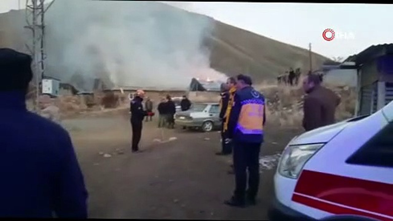 Mezrada çıkan yangında 2 ev, kiler ve merek kül oldu
