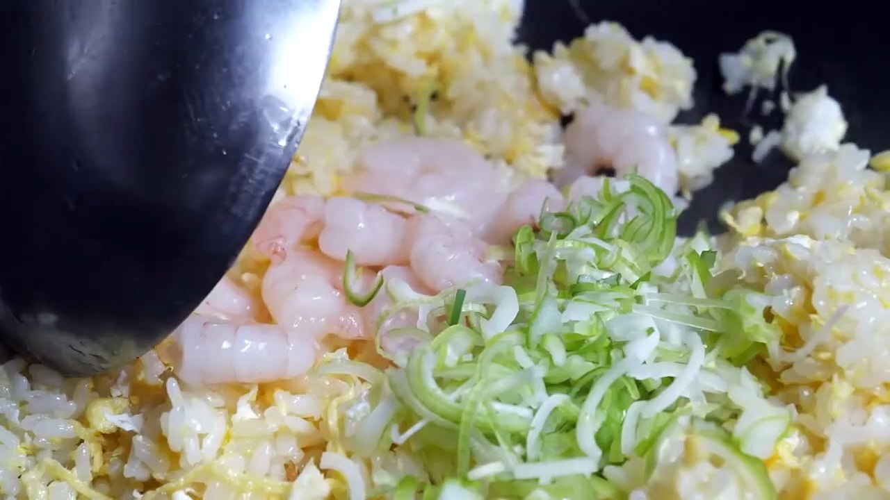 fried egg on fried rice - korean street food