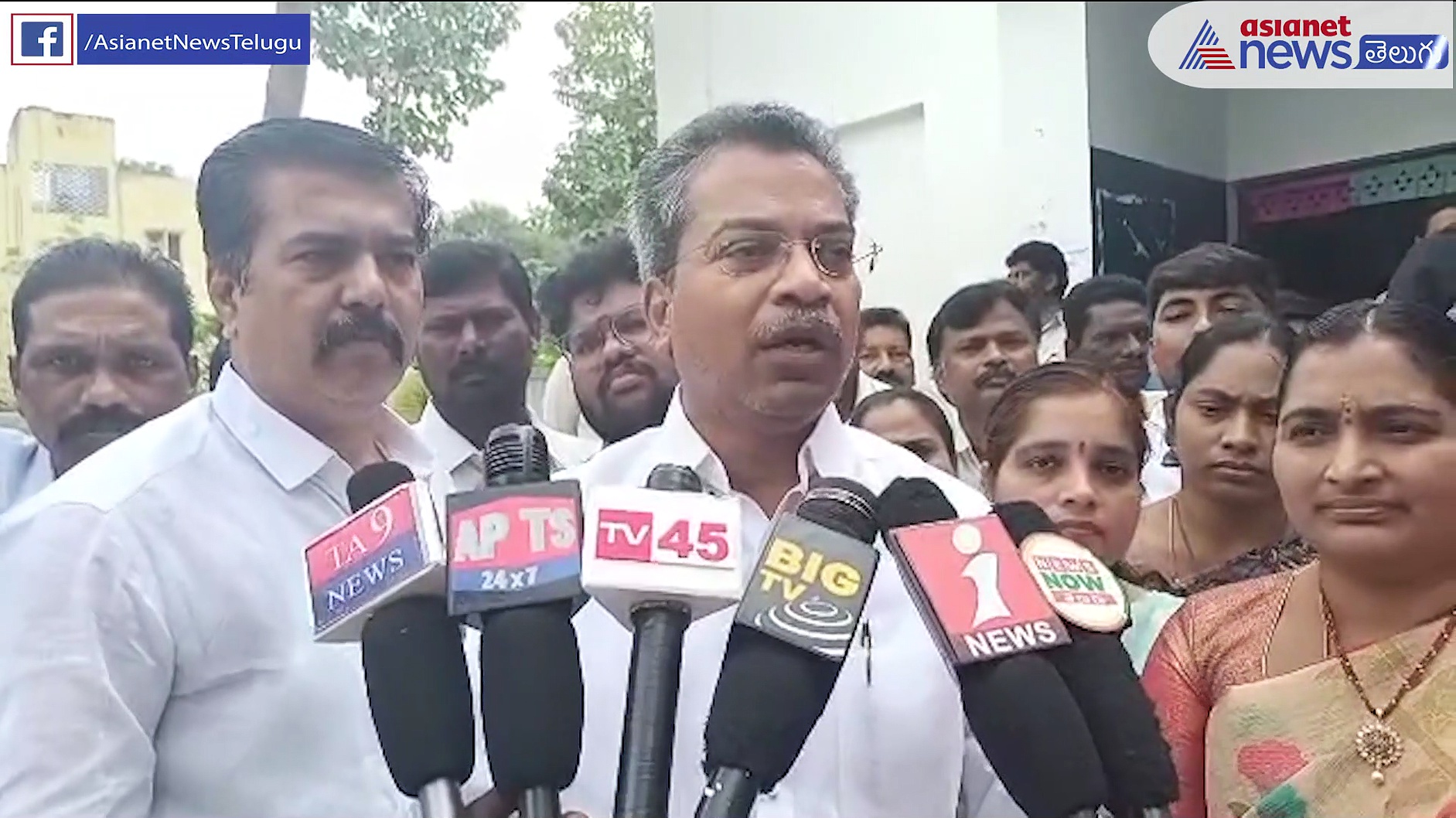 గుంటూరు తొక్కిసలాటపై రాజకీయాలా..! అవివేకంగా మాట్లాడొద్దు: వైసిపి ఎమ్మెల్యే సంచలనం 