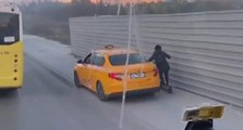 Esenyurt’ta taksici kaldırımdaki skuterli kadına çarptı