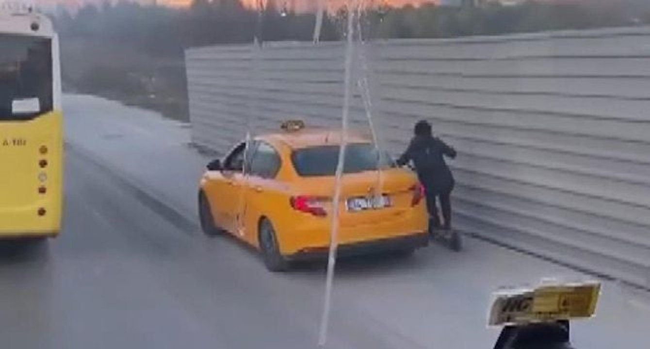 Esenyurt’ta taksici kaldırımdaki skuterli kadına çarptı