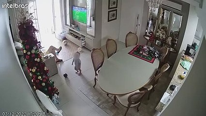 Grand-père essaie de sauver un enfant de l'arbre de Noël qui tombe