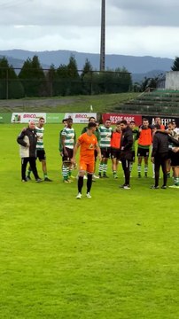 Joueur de football surpris de voir sa grand-mère après 4 ans d'écart