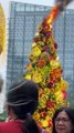L'arbre de Noël du centre commercial Uptown prend feu aux Philippines