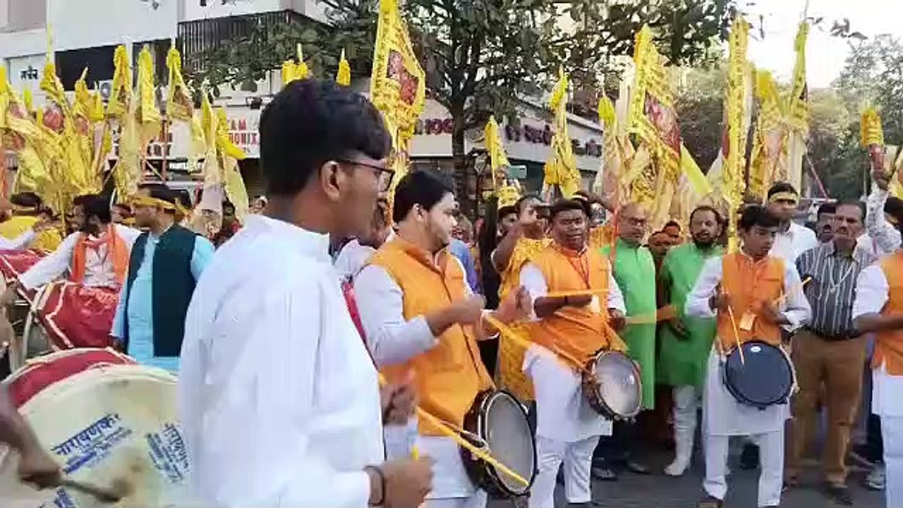 सूरत में त्रिनेत्र गजानन गणेश की निकली शोभायात्रा