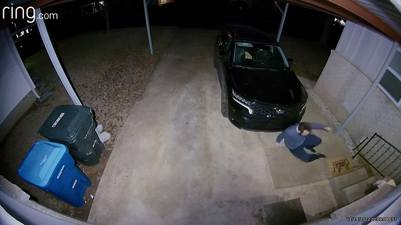 Le mari tombe dans les escaliers et en rit