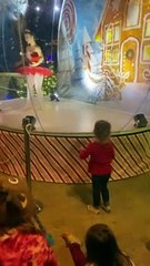 Petite fille imite la ballerine