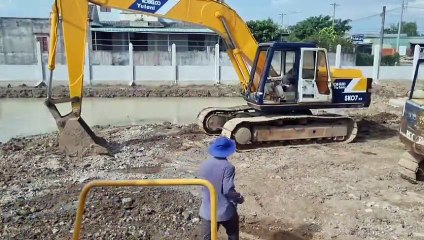 xe cuốc máy xúc sk 07 múc đất làm hồ