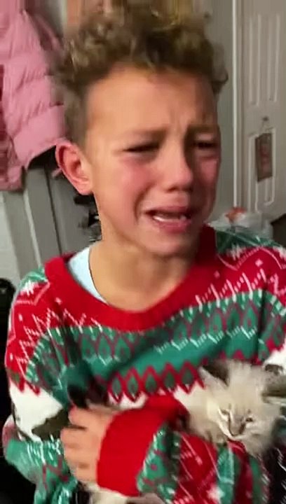 Un garçon pleure des larmes de joie quand sa mère surprend ses enfants avec un chaton